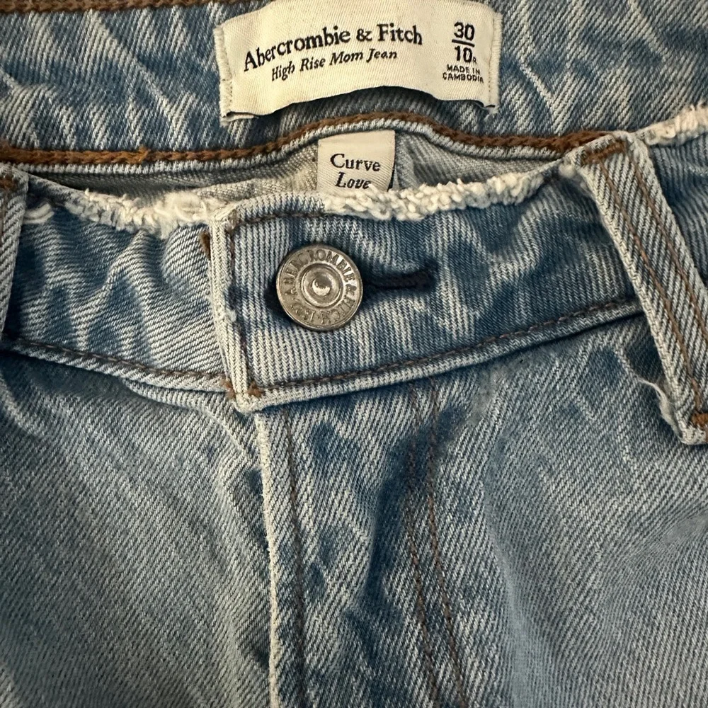 Abercrombie & Fitch High Rise Mom Jeans Curve Love - Picture 1 of 4